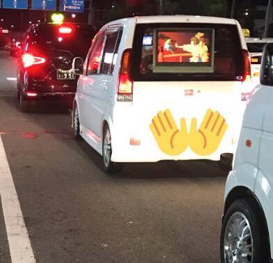 日本網友吐槽：前車在放《神隱少女》，結果自己邊看邊開回家