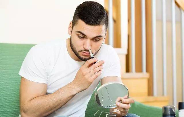 鼻毛「跑」出來，該拔掉還是剪掉？醫生提醒：儘量別再干傻事了！