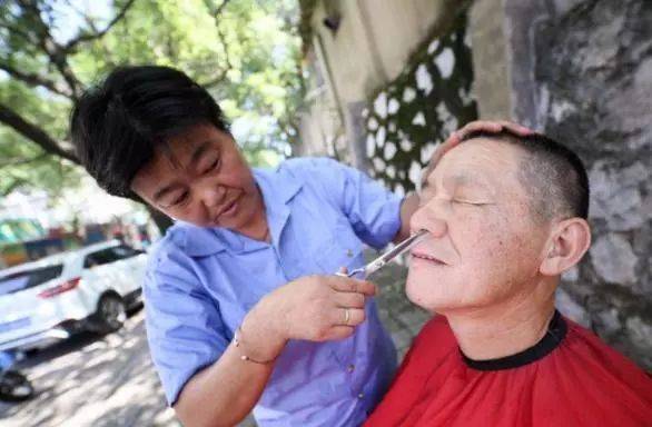 鼻毛「跑」出來，該拔掉還是剪掉？醫生提醒：儘量別再干傻事了！