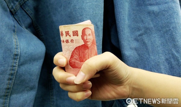 母親節前媽媽走了...3姐妹沒錢辦後事「暖里長幫籌10萬」　突然祂化飛蛾顯靈：來道謝了 