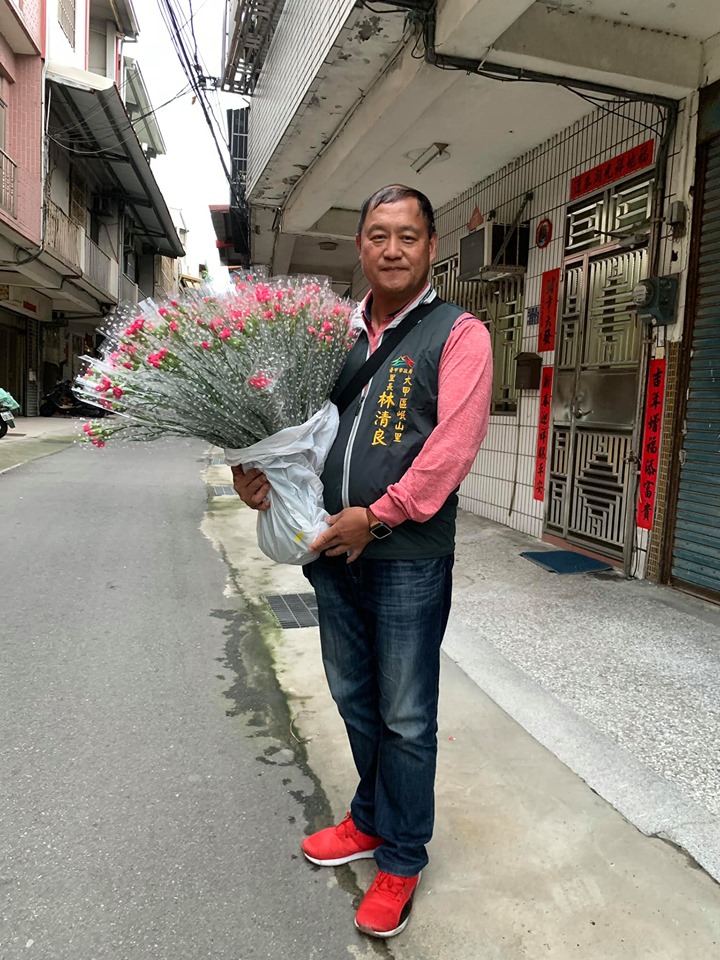 母親節前媽媽走了...3姐妹沒錢辦後事「暖里長幫籌10萬」　突然祂化飛蛾顯靈：來道謝了 