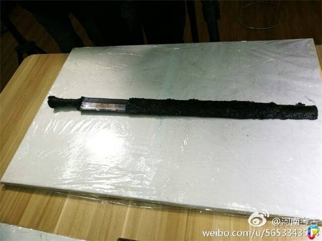 從古墓中出土「 2000 年前的寶劍」，外鞘雖已經腐爛發黑，但「劍一出鞘」閃亮到讓當場的人驚艷了