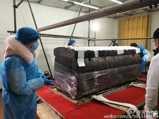 從古墓中出土「 2000 年前的寶劍」，外鞘雖已經腐爛發黑，但「劍一出鞘」閃亮到讓當場的人驚艷了