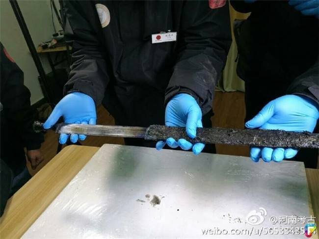從古墓中出土「 2000 年前的寶劍」，外鞘雖已經腐爛發黑，但「劍一出鞘」閃亮到讓當場的人驚艷了