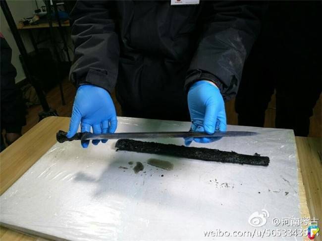 從古墓中出土「 2000 年前的寶劍」，外鞘雖已經腐爛發黑，但「劍一出鞘」閃亮到讓當場的人驚艷了