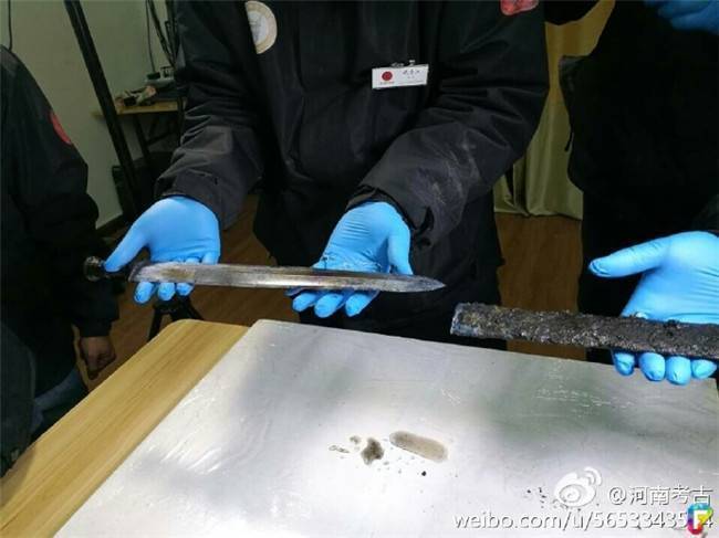 從古墓中出土「 2000 年前的寶劍」，外鞘雖已經腐爛發黑，但「劍一出鞘」閃亮到讓當場的人驚艷了