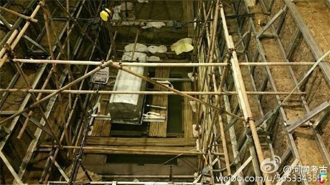 從古墓中出土「 2000 年前的寶劍」，外鞘雖已經腐爛發黑，但「劍一出鞘」閃亮到讓當場的人驚艷了