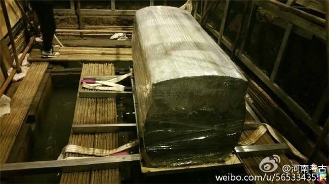 從古墓中出土「 2000 年前的寶劍」，外鞘雖已經腐爛發黑，但「劍一出鞘」閃亮到讓當場的人驚艷了