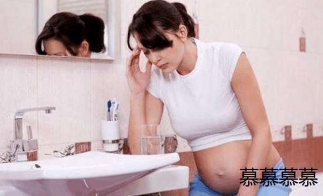  懷孕產下龍鳳胎，婆婆在產房外大罵，老公二話沒說一巴掌打了過去