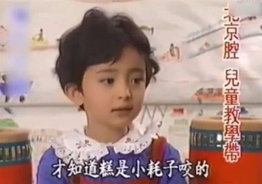 楊冪霸氣登場紅毯！一撩裙…竟崩壞了