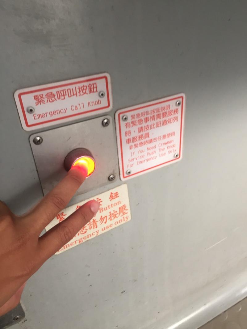 火車上大號發現「沒有衛生紙」　西裝男按緊急鈕「門打開全車都知道了」