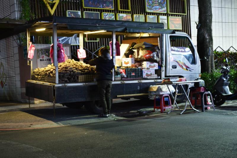 單親媽喊話「我不能倒」！她賣地瓜「養癱兒欠下百萬債」 日夜奔波睡貨車兒子好心疼：用命換錢 