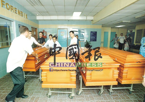為兒子慶生，父親親手將三名兒女勒斃，再上吊自殺，牆上兩段遺言，讓人不寒而慄