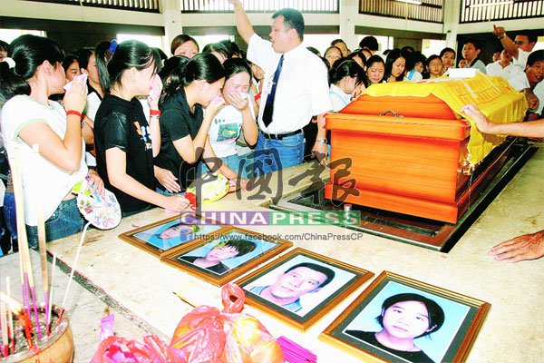 為兒子慶生，父親親手將三名兒女勒斃，再上吊自殺，牆上兩段遺言，讓人不寒而慄