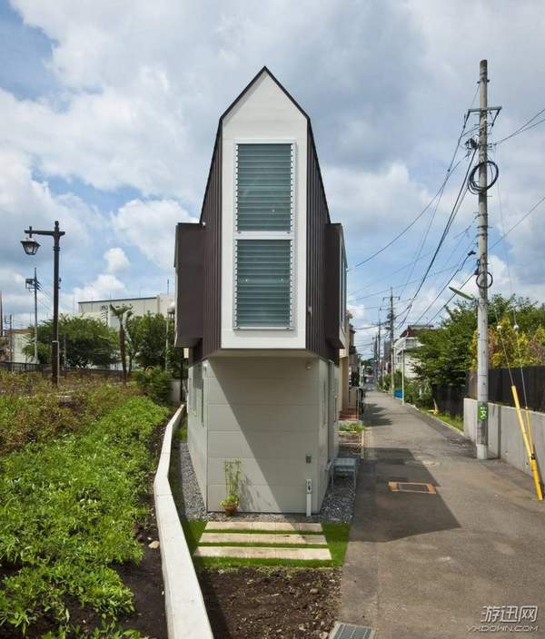 這棟房子一看就「窄到無法住人」，沒想到打開門後才發現自己竟「錯得離譜」！太驚艷了...