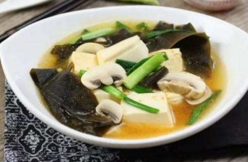 清爽可口的海帶豆腐湯，食材簡單用時較短，營養豐富，鮮香又美味