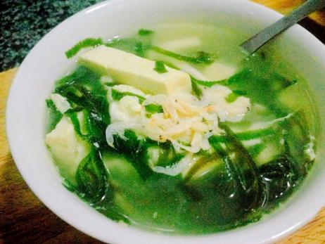 清爽可口的海帶豆腐湯，食材簡單用時較短，營養豐富，鮮香又美味