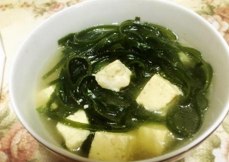 清爽可口的海帶豆腐湯，食材簡單用時較短，營養豐富，鮮香又美味