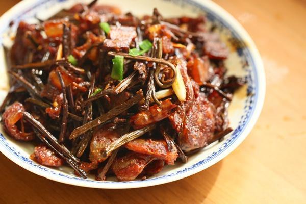 蕨菜怎麼做好吃？11種蕨菜新鮮做法大全，春天做給家人嘗嘗鮮！