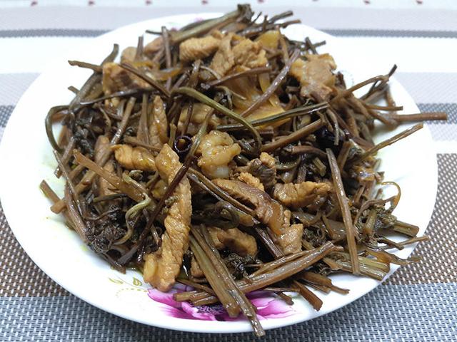 蕨菜怎麼做好吃？11種蕨菜新鮮做法大全，春天做給家人嘗嘗鮮！