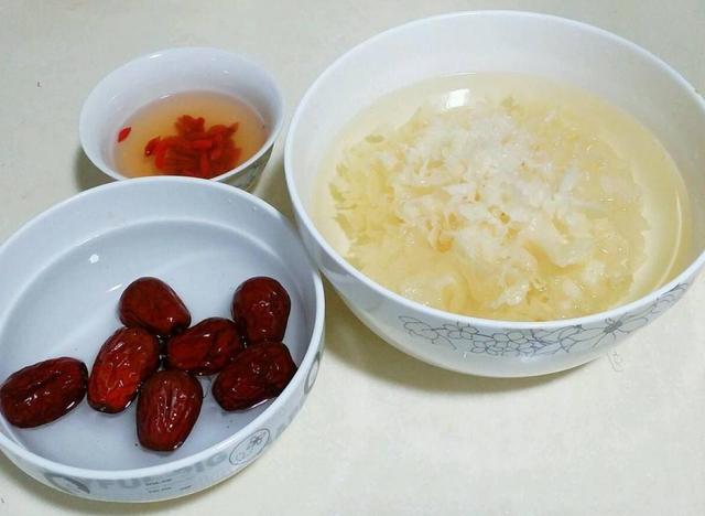 銀耳泡好不要直接煮，多加這一步，煮出來的銀耳湯濃稠好喝出膠多