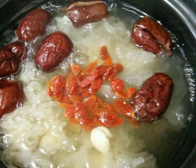 銀耳泡好不要直接煮，多加這一步，煮出來的銀耳湯濃稠好喝出膠多