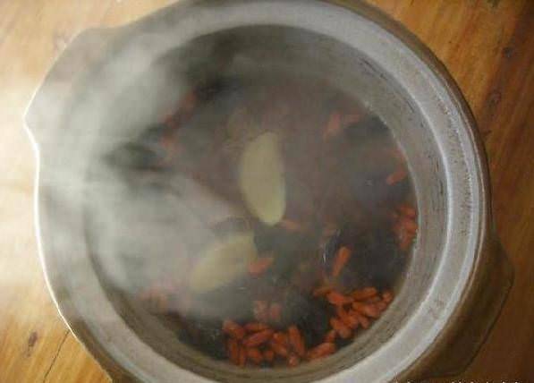 總是腰酸還睡不好？中醫告訴我一秘方，連喝幾天之後，治腰酸、失眠，肝腎一起補好
