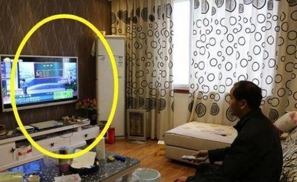 電視機「掛牆上還是放電視櫃上好」？聽風水師說完，大家全都超後悔，知道的太晚了！