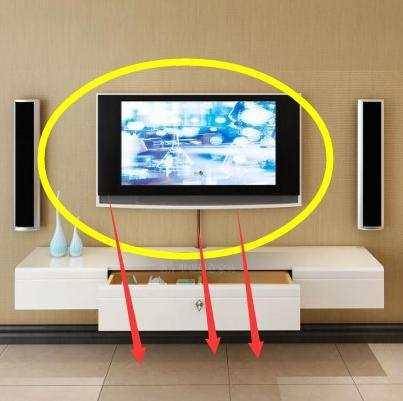 電視機「掛牆上還是放電視櫃上好」？聽風水師說完，大家全都超後悔，知道的太晚了！