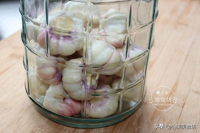 大蒜這樣做好吃不辣，配方全告訴你，15天就可以吃了，清脆爽口