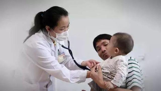 寶寶一直哭，母乳媽媽懷疑自己奶不夠！醫生說看這四個信號就知道