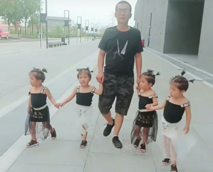 爸爸帶四胞胎女兒回奶奶家，阿嬤看到後，大喊：老伴快點關門