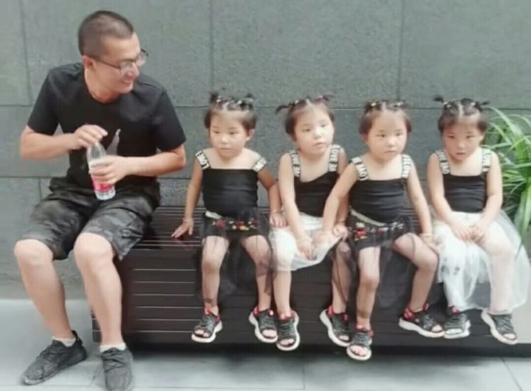 爸爸帶四胞胎女兒回奶奶家，阿嬤看到後，大喊：老伴快點關門