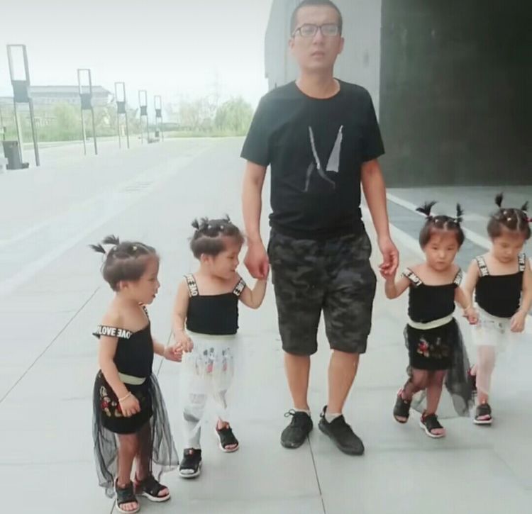 爸爸帶四胞胎女兒回奶奶家，阿嬤看到後，大喊：老伴快點關門