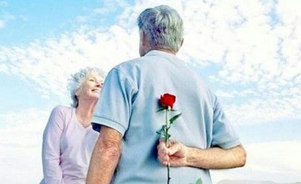 老伴兒，我們雖是半路夫妻但有十多年感情，我剛病你就要離開我