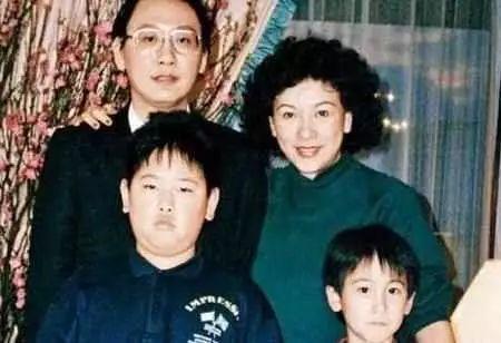 曾替夫還債復出，卻為債主生下兩個孩子，今68歲繼承百億資產