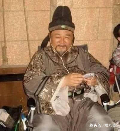 片場休息時，吳謹言在接吻，baby在抽菸，趙麗穎最厲害，劉德華最讓人心疼！
