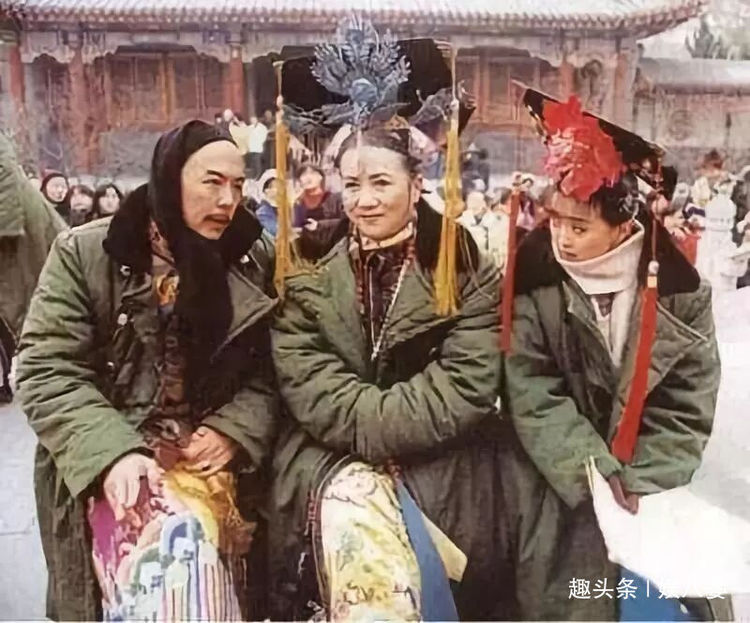 片場休息時，吳謹言在接吻，baby在抽菸，趙麗穎最厲害，劉德華最讓人心疼！