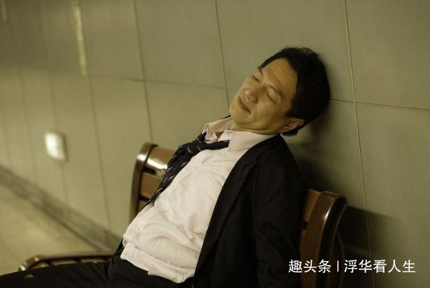 上門女婿喝醉，岳母下樓買醒酒藥，忘拿錢返回，才發現女婿是畜牲