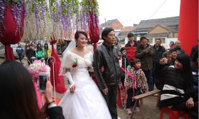 新婚夜妻子拒不同房，丈夫無奈去找岳母，岳母指指床底，他傻住