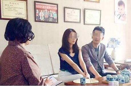 新婚夜妻子拒不同房，丈夫無奈去找岳母，岳母指指床底，他傻住