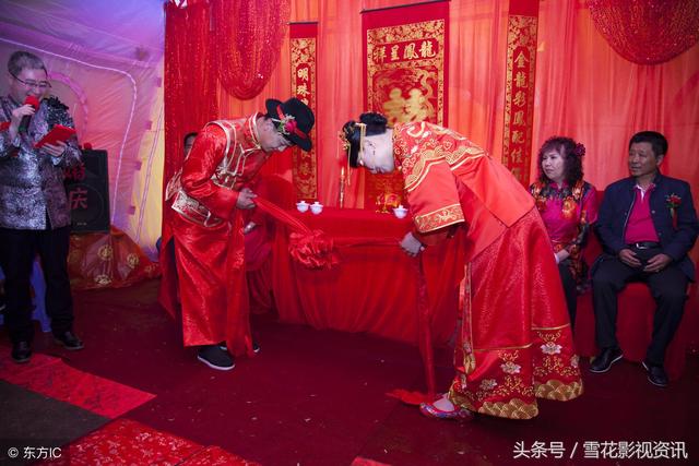 洞房花燭老公太緊張躲衛生間，婆婆打來電話，聽見電話俺笑癱在地
