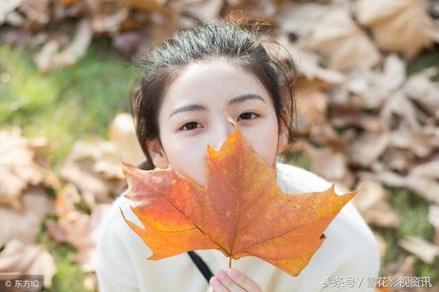 洞房花燭老公太緊張躲衛生間，婆婆打來電話，聽見電話俺笑癱在地