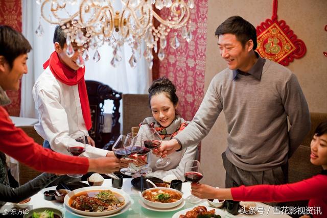 兒子把女友帶回家，一見兒媳婦，父親樂壞了，繼母卻急紅了眼