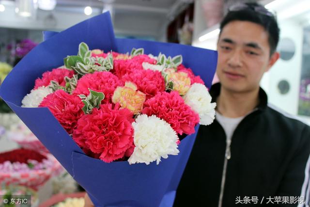 丈夫看見妻子七夕收到鮮花打她耳光，看完妻子手機後丈夫跪地道歉