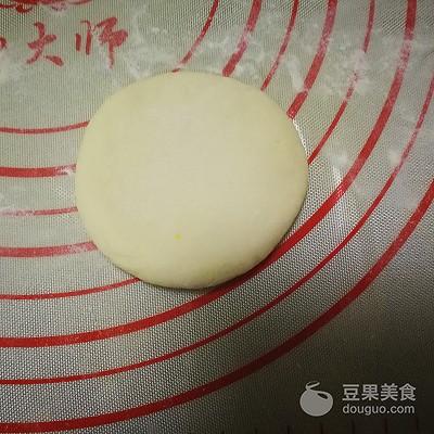 向日葵豆沙包的做法。