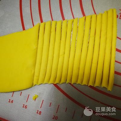 向日葵豆沙包的做法。