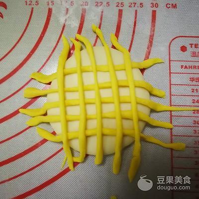 向日葵豆沙包的做法。
