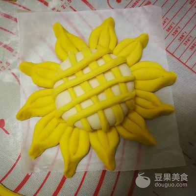 向日葵豆沙包的做法。
