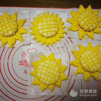 向日葵豆沙包的做法。